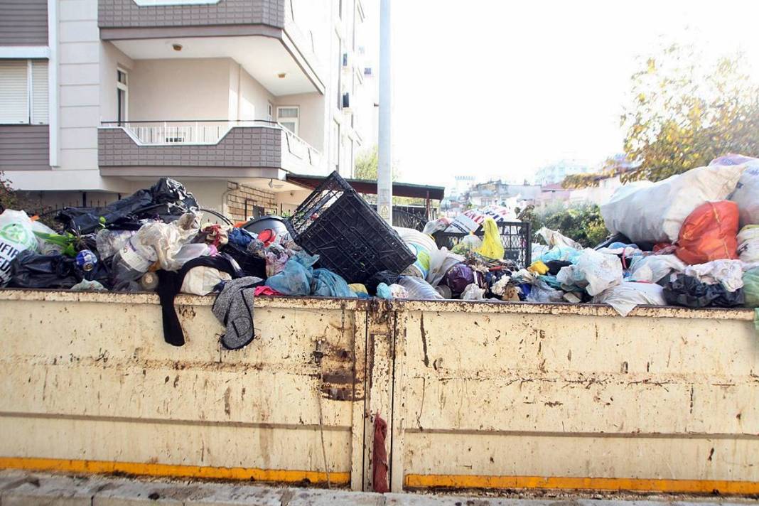 Bütün apartman 10 yıldır çöp kokusuyla yaşıyordu: İki kamyonla anca taşındı! Mide bulandıran görüntüler 2